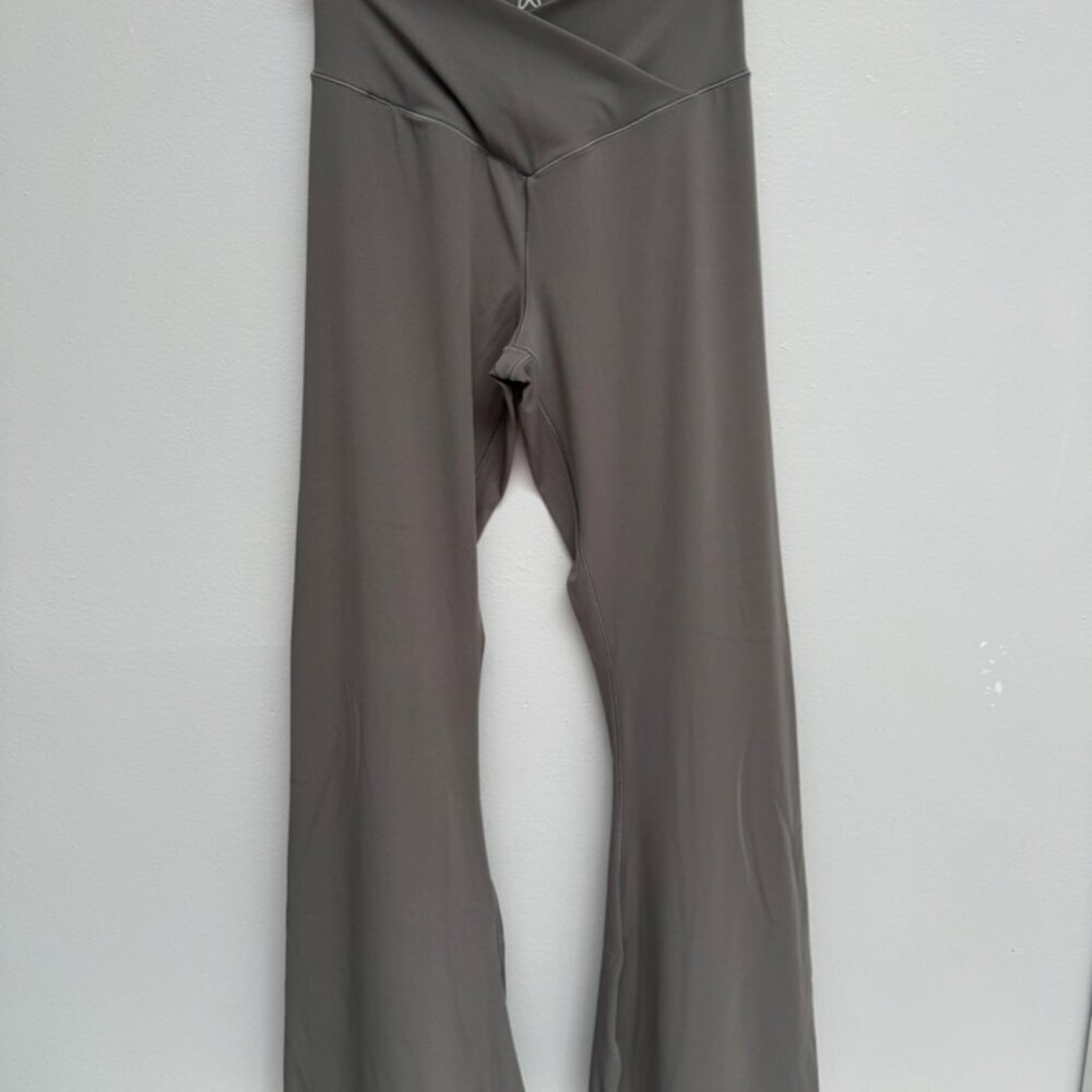 Women’s Sunzel Flare Yoga/ Workout Pants Size Medium NWOT